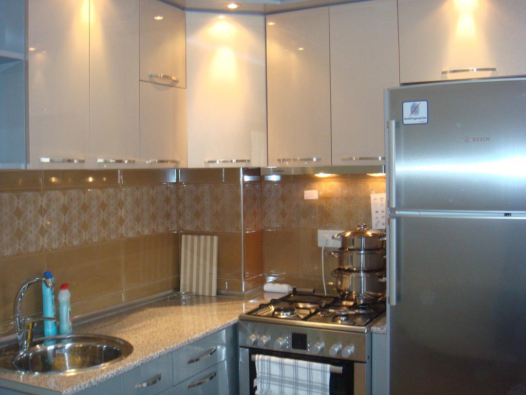 Nino Apartment On Pirosmani Batumi Quarto foto